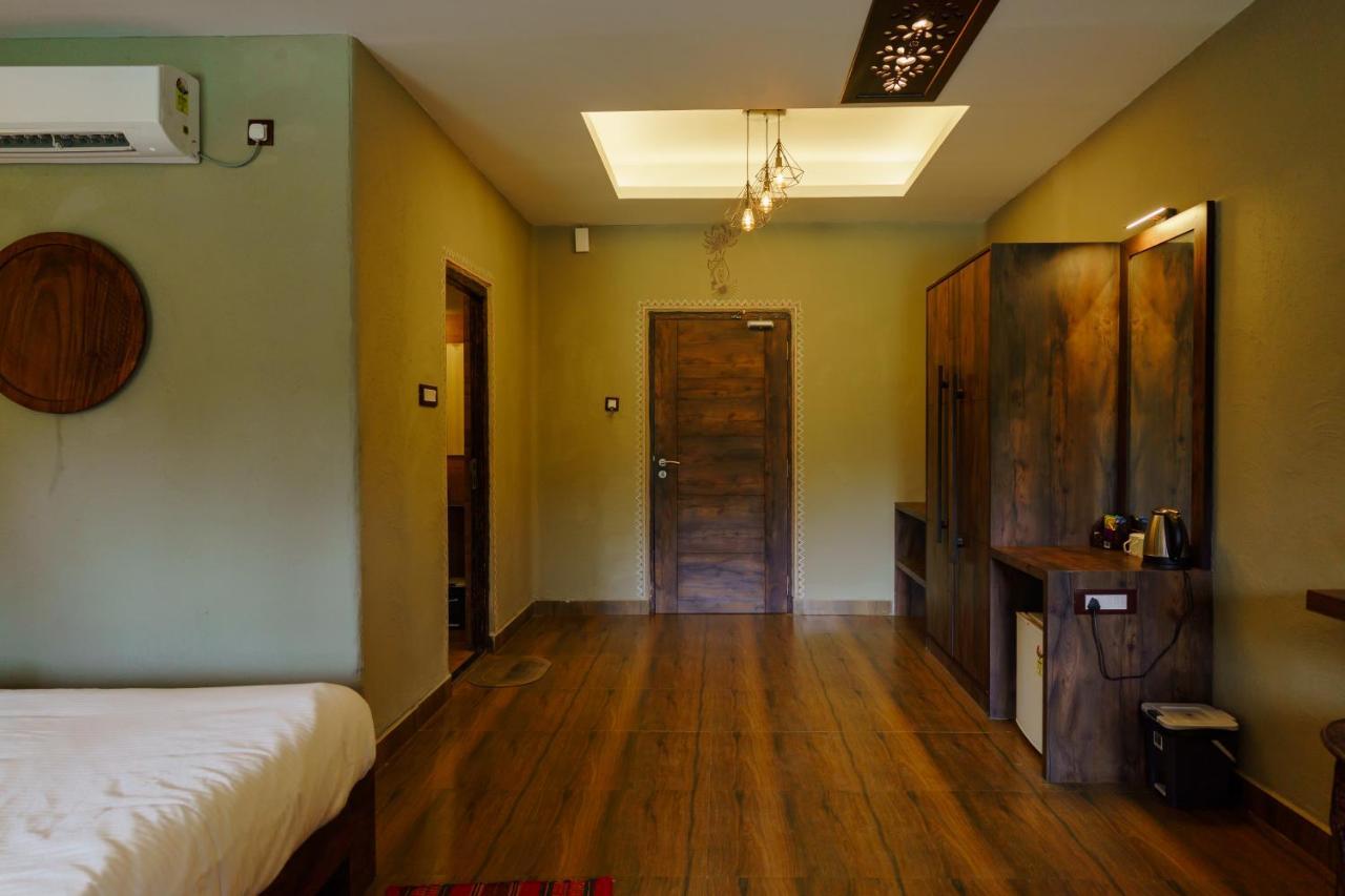 Breathing Earth - Rooms And Pool Calcuta Exterior foto