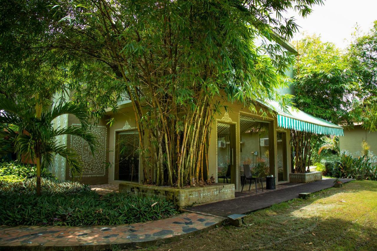 Breathing Earth - Rooms And Pool Calcuta Exterior foto